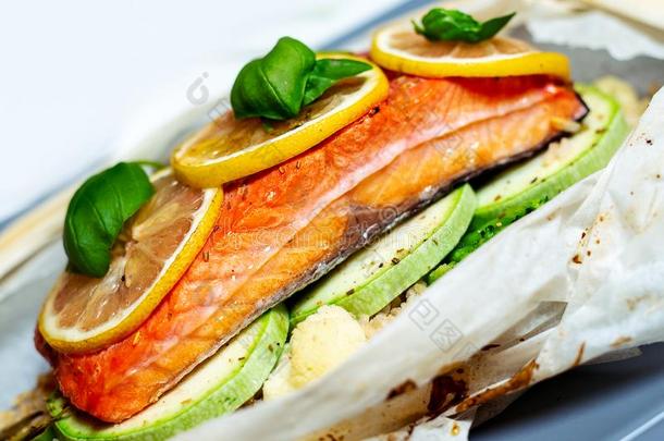 烘烤制作的鲑鱼牛排和蔬菜.日常饮食菜单.顶看法
