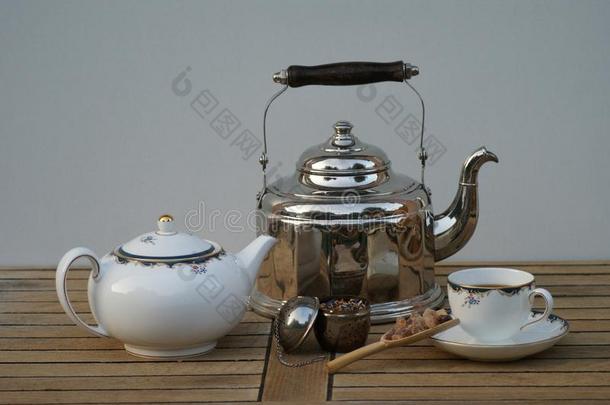 特写镜头关于一老的水壶和茶壶,茶杯,茶水鼓吹者