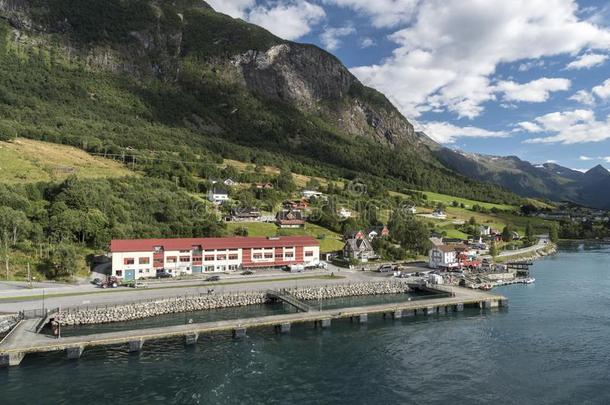 过去的从指已提到的人严厉的关于蔚蓝伊宁维克峡湾挪威