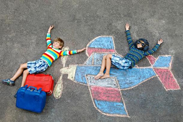 两个小的孩子们,小孩男孩所有乐趣和和飞机照片