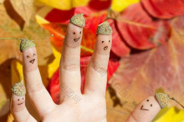 幸福的乐趣秋橡子家庭反对富有色彩的树叶落下后面