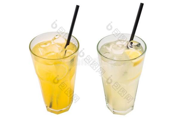 柠檬汽水两个种类和冰立方形的东西和sl冰d柠檬隔离的向wickets三柱门