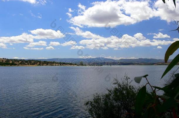 夏风景和大的湖和山采用Sard采用ia