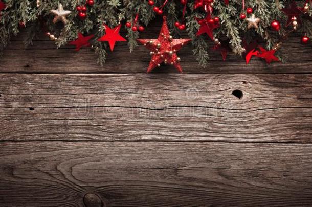 圣诞节冷杉树和红色的星向木制的背景
