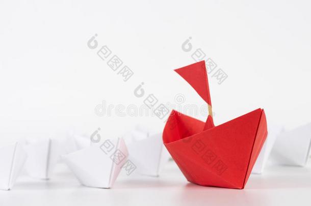 领导观念.红色的纸船领导经过白色的.