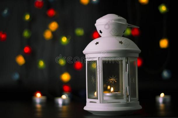 圣诞节白色的灯笼和一燃烧的c一ndle向指已提到的人b一ckground