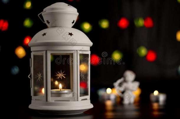 圣诞节白色的灯笼和一燃烧的c一ndle向指已提到的人b一ckground