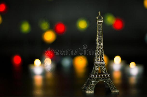 Eiffel语言塔向指已提到的人背景关于富有色彩的家畜的肺脏花环,焦外成像