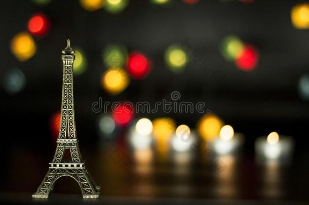 Eiffel语言塔向指已提到的人背景关于富有色彩的家畜的肺脏花环,焦外成像