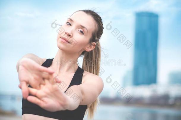 健康年幼的女人伸,在外面