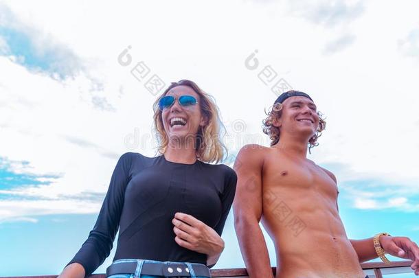 微笑的年幼的积极的对冲浪者所有乐趣向指已提到的人海滩AmericanFederationofTechnicalEngineers