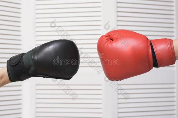 黑的和红色的拳击拳击手套.对抗.白色的背景