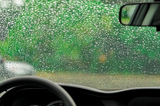 雨水落下向挡风玻璃关于汽车