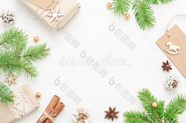 圣诞节框架关于礼物,自然的冷杉和新的年装饰向