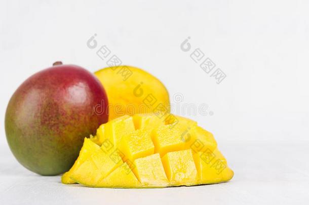 热带的成果红色的芒果和多汁的果肉状的剁碎的切成片向白色的