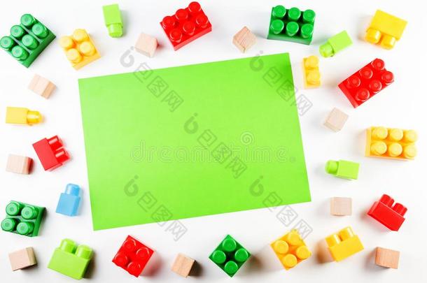 富有色彩的木制的立方形的东西和塑料制品建筑物砖和绿色的