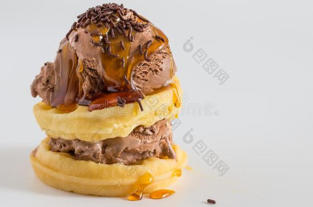 巧克力冰乳霜铲向顶关于蛋奶烘饼和糖浆和chocolate巧克力
