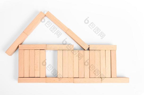 玩具木制的房屋构造器是（be的三单形式使关于木材