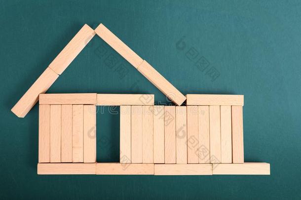 玩具木制的<strong>房屋构造</strong>器是（be的三单形式使关于木材