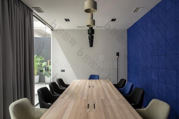 时髦的会议房间和灰色和蓝色墙