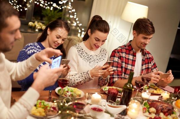 朋友和智能手机所有圣诞节正餐
