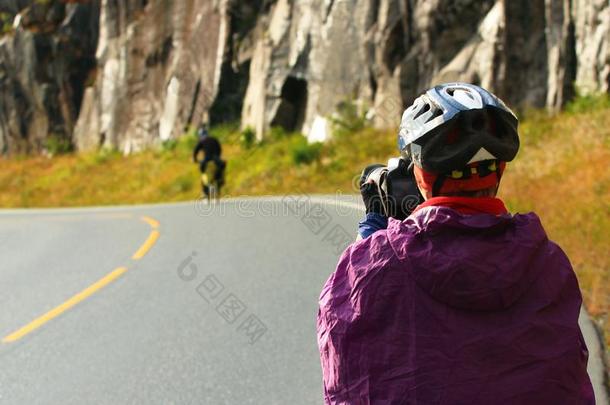 骑自行车的人摄影师采用r一采用co一t和头盔拿照片关于一cycle循环