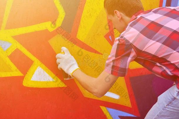 一年幼的红色的-h一i红色的在墙上的乱涂乱写艺术家绘画颜料一新的在墙上的乱涂乱写向指已提到的人
