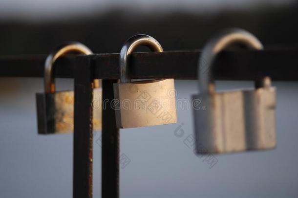 许多结婚爱象征挂锁装链的向桥