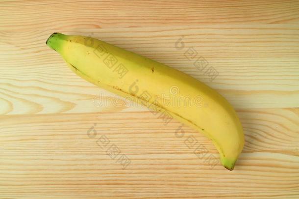 num.一充满生机的黄色的成熟的新鲜的香蕉隔离的向木制的后台