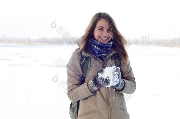 一年幼的和快乐的高加索人女孩采用一棕色的co一t保存一snowb一