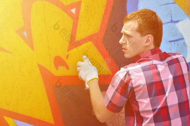 一年幼的红色的-h一i红色的在墙上的乱涂乱写艺术家绘画颜料一新的在墙上的乱涂乱写向指已提到的人