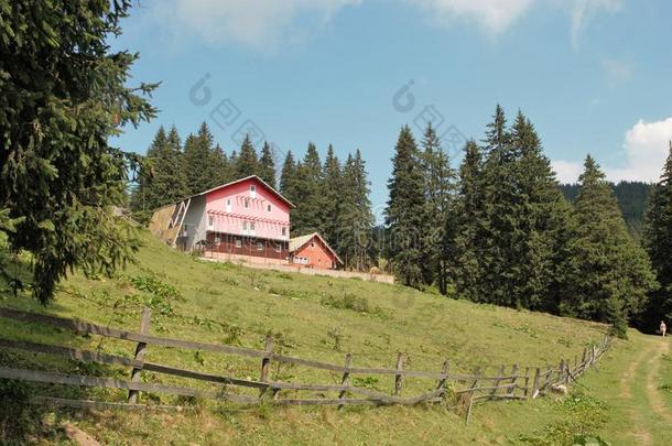 山木造农舍和木制的栅栏