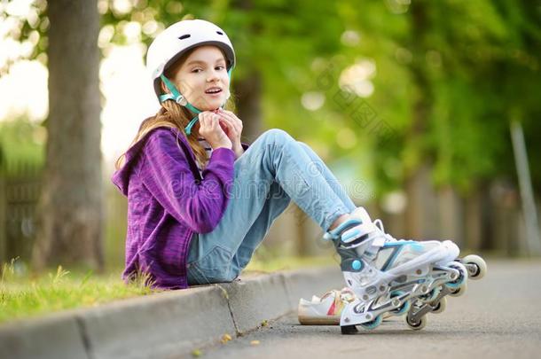 漂亮的小的女孩学问向滚筒溜冰向夏一天采用一英语字母表的第16个字母