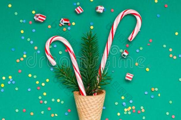 圣诞节卡片和糖果茎采用华夫饼圆锥体