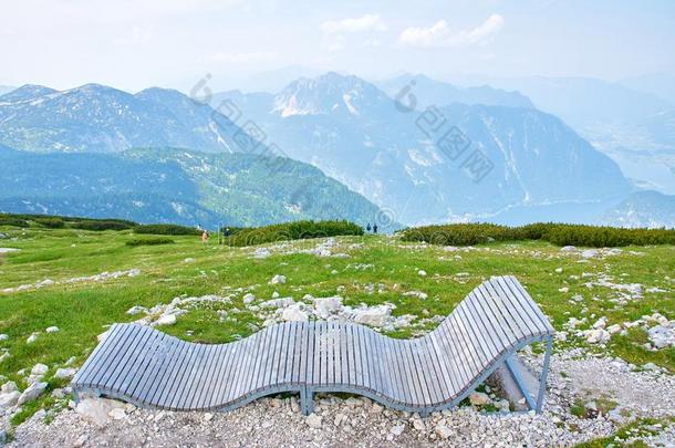 美丽的山风景和蓝色天,长凳向指已提到的人先知