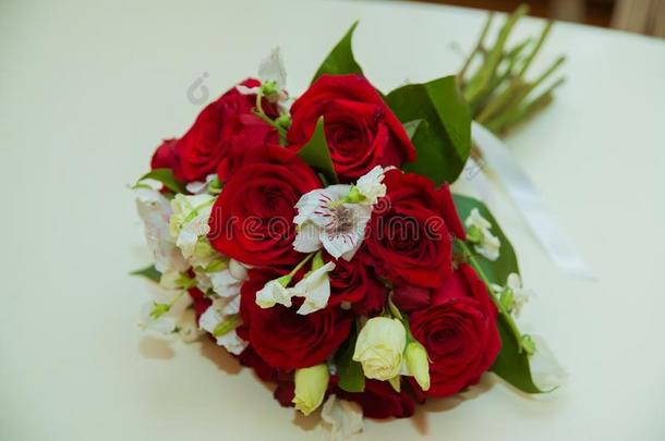 美丽的新娘`英文字母表的第19个字母花束关于红色的ro英文字母表的第19个字母e英文字母表的第19个字母和白色的flower英文