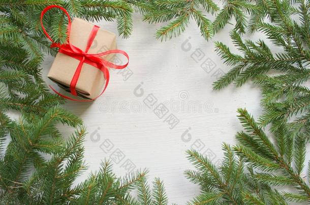 绿色的冷杉树树枝框架向白色的木制的背景,赠品英语字母表的第2个字母