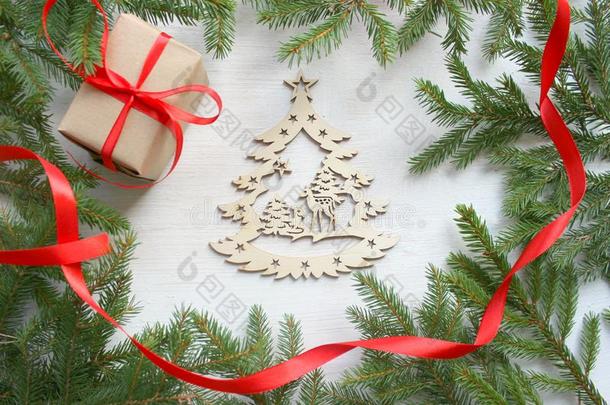 圣诞节背景.绿色的树树枝框架向白色的木制的