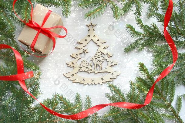 圣诞节背景.绿色的树树枝框架向白色的木制的