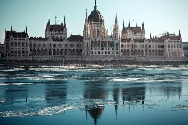 匈牙利的议会建筑物在冬.布达佩斯.河和increase增加
