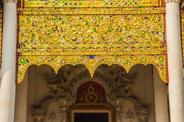 美丽的金色的有图案的背景向指已提到的人佛教的教堂饶舌