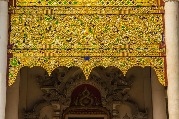 美丽的金色的有图案的背景向指已提到的人佛教的教堂饶舌