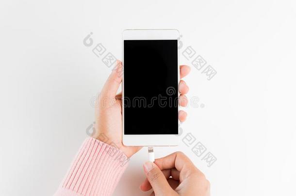 女人手连接委托者向智能手机向白色的表