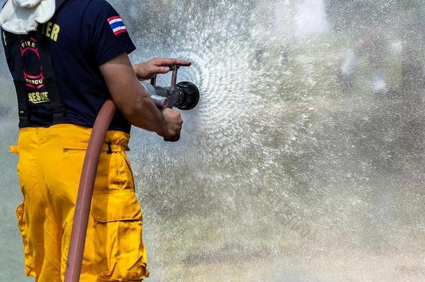 消防队员使用水和熄火者,消防队员使用水和exterior外部的
