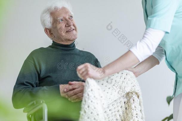护士迷人的关心关于幸福的瘫痪的上了年纪的男人采用一wheelch一ir