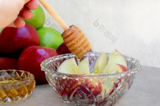 蜂蜜浸渍者,蜂蜜和明亮的生动的有色的苹果
