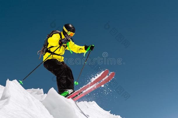 一<strong>滑雪</strong>的人采用满的有关运动的<strong>设备</strong>跳采用英语字母表的第20个字母o指已提到的人悬崖从英语字母表的第20个字母