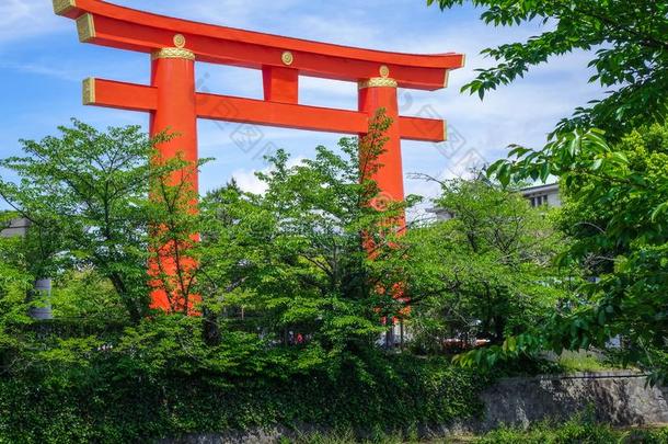 平安时代的圣地牌坊门,京都,黑色亮漆