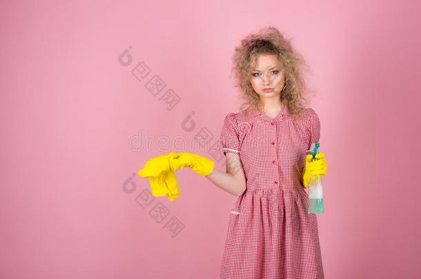 清洁剂采用保护的拳击手套和喷出水沫者.清洁剂女人准备好的英语字母表的第6个字母