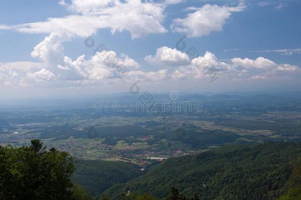 看法从梅德维尼卡,斯列梅山山采用萨格勒布,克罗地亚.园艺